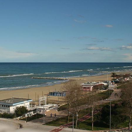 Hotel Holiday Pescara Exterior foto